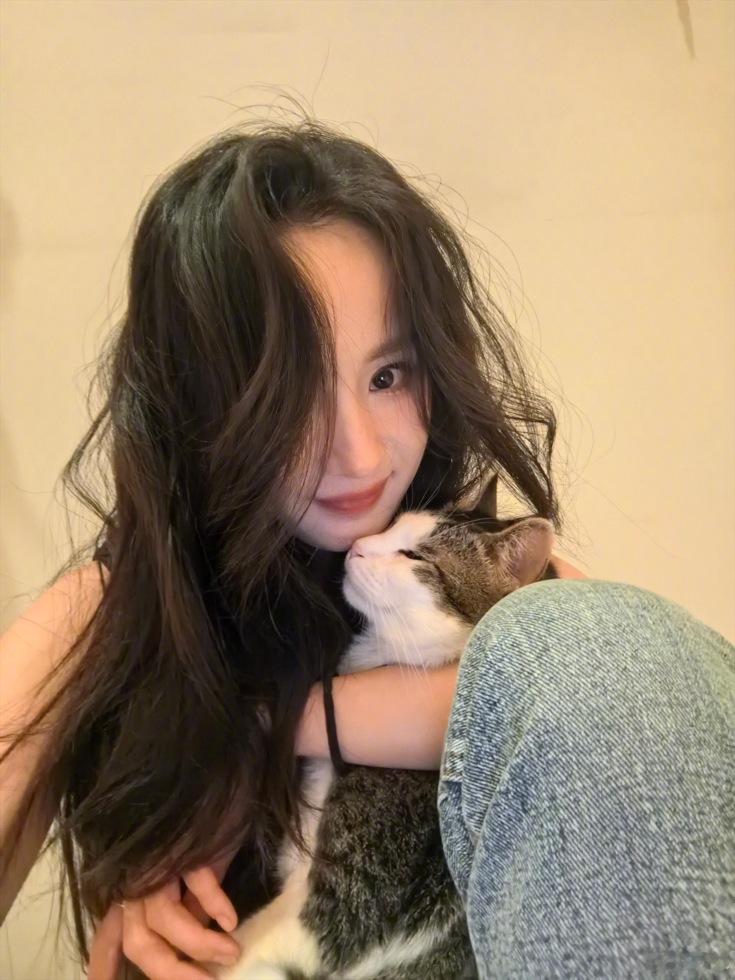 节气博主杨幂带着她的爱宠更新了[憧憬]这猫命可真好啊 （咬牙切齿[可爱]） ​​