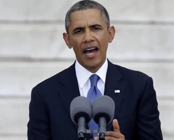 九年了，那个一向体面的奥巴马，终于撕破了脸。
 
他攥着话筒，站在弗吉尼亚的助选