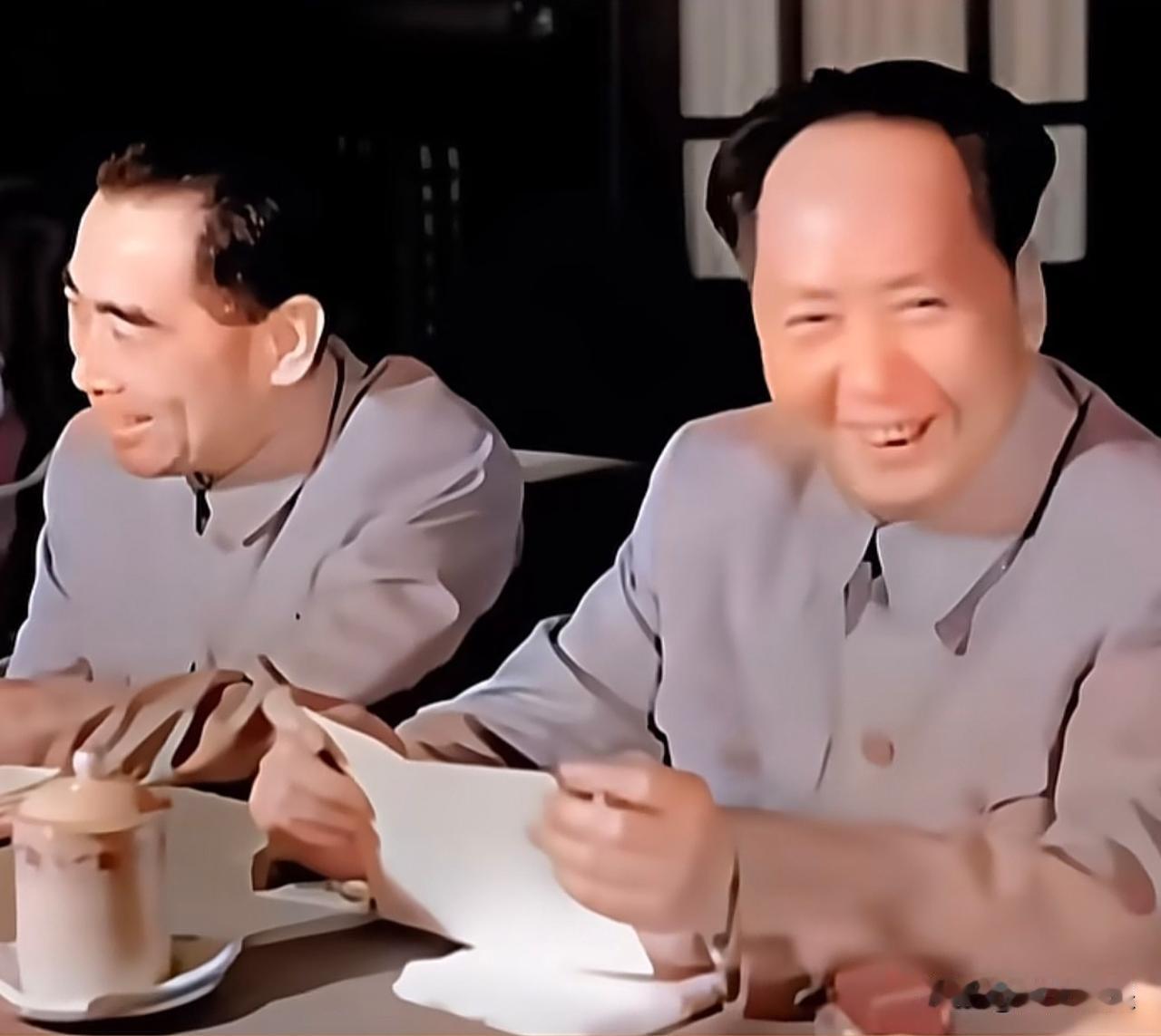 工作中也能笑的如此开心：漫长的革命斗争中形成的默契与信任