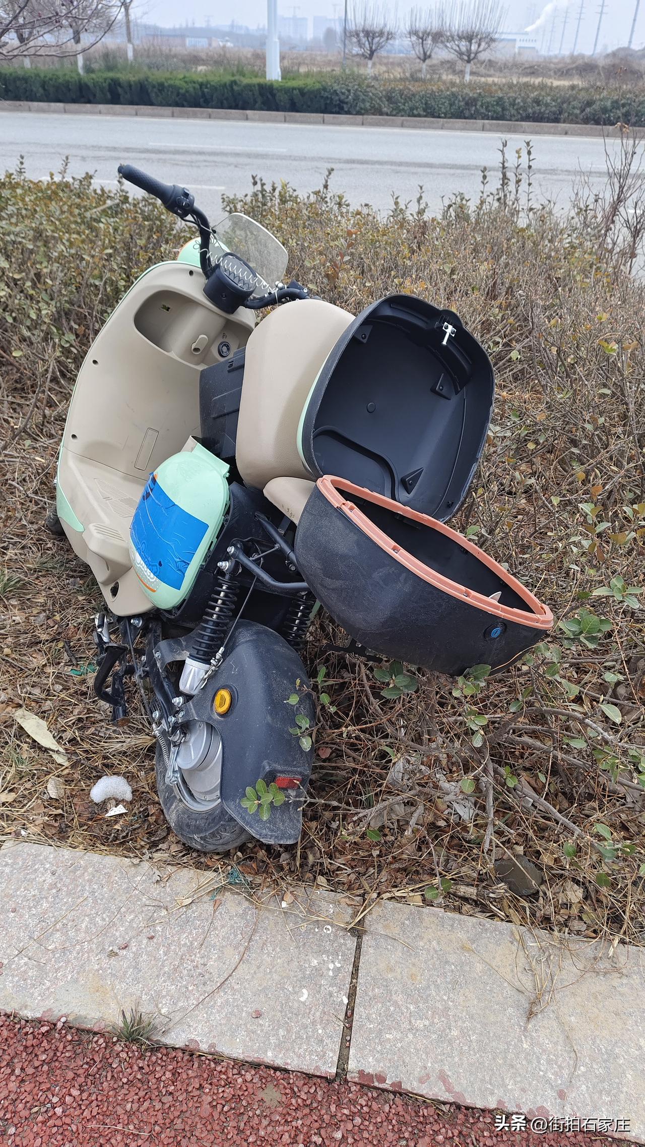 共享电车，快成了城市牛皮癣了！
到处都是废弃的电车，随意乱停乱放，随意丢弃。
甚