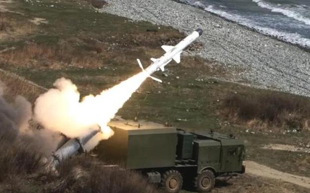 俄罗斯的导弹连炸了四年，但乌克兰的高层依旧照常开会、做直播、正常上班。直到这时，