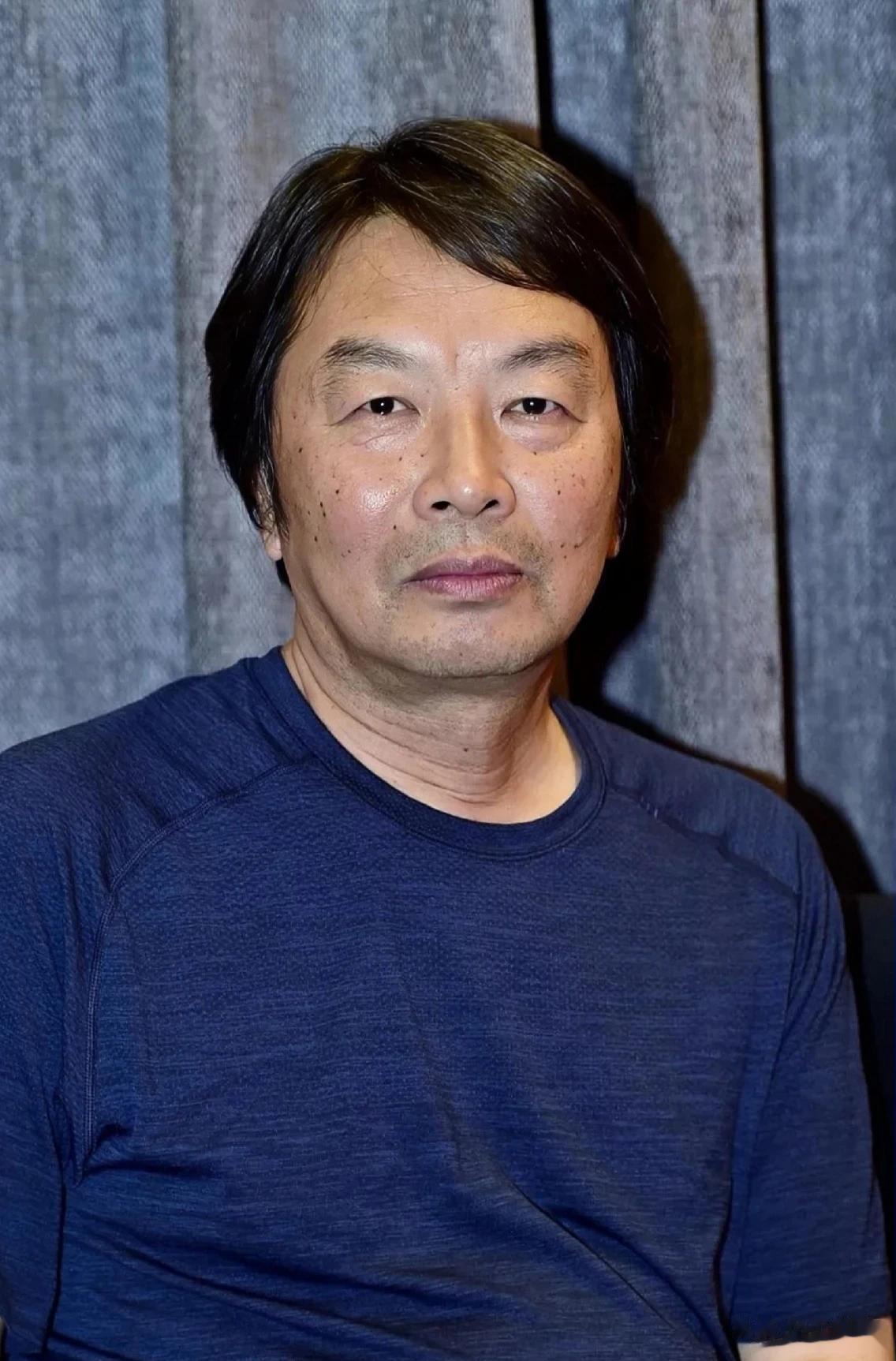 知名作家刘震云说:我上北大的时候，因为穷闹了很多笑话，很不少男女同学嘴里不停的嚼