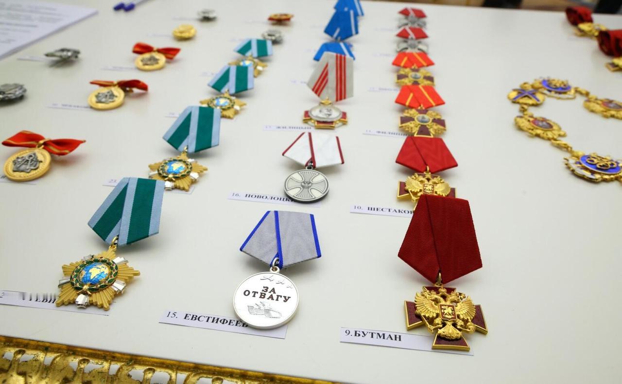 俄联邦各级勋章前十速览：
1.  第一使徒圣安德烈勋章
    -   俄语原名