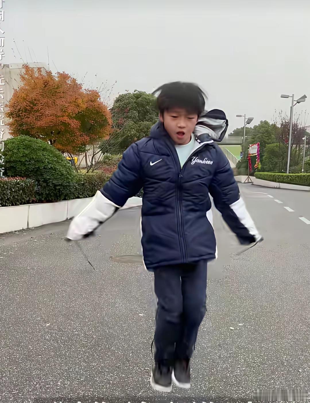 冉莹颖给老二打生长针冉莹颖说：11岁的皓皓身高只有136.6厘米，8岁的时候发现