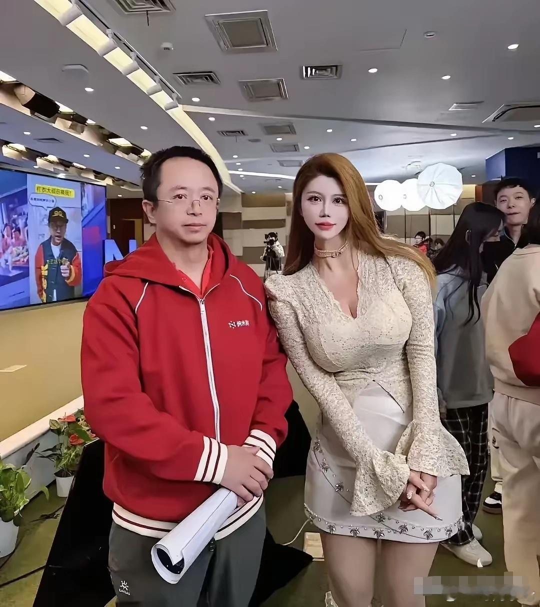 周鸿祎作为360公司老板，看得出来她与美女合影也挺接地气的，而且他穿一身休闲服装