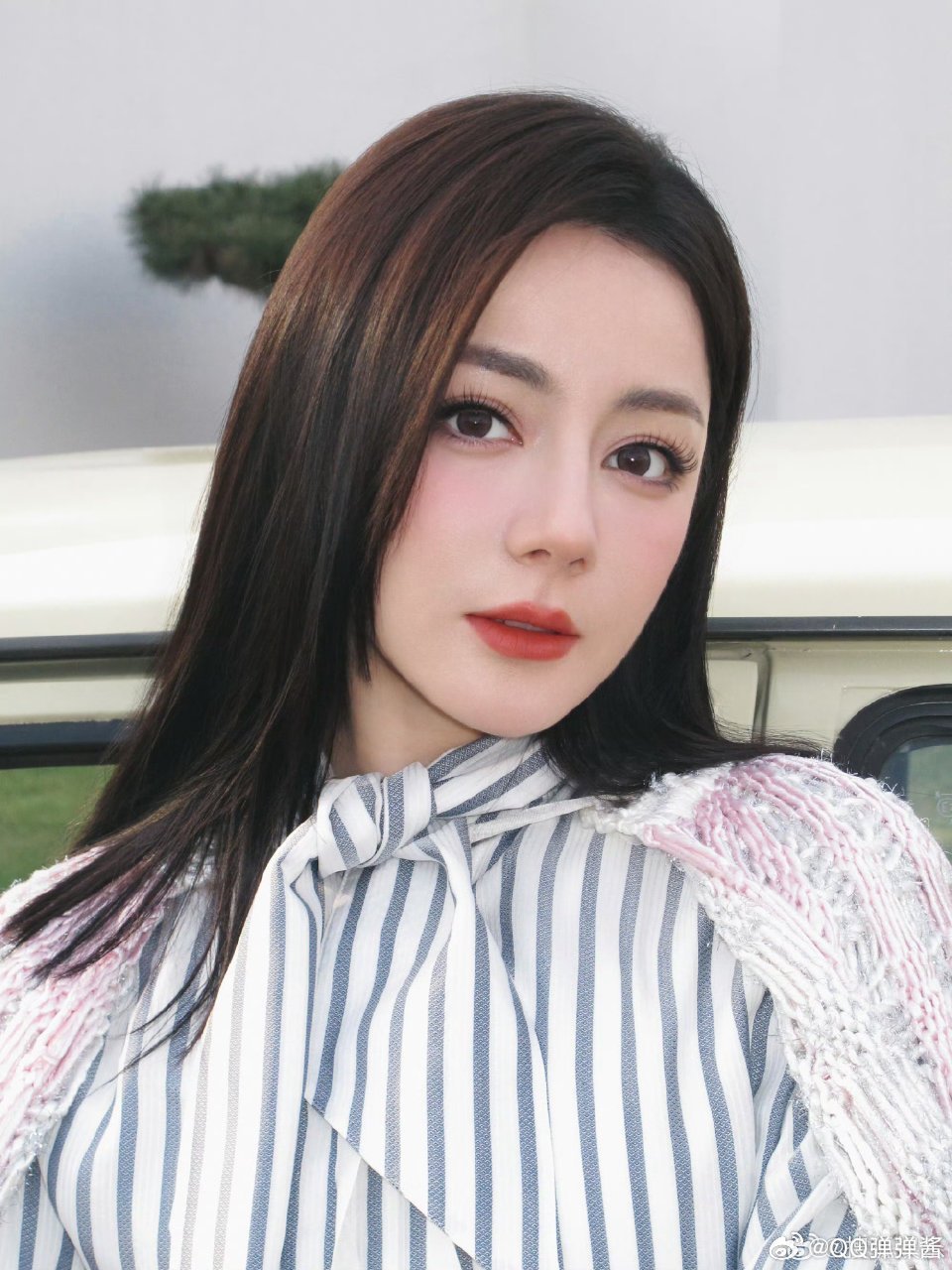 迪丽热巴粉丝质问迪丽热巴团队 这么大的纰漏团队真的难辞其咎。希望我们的热巴可以赶