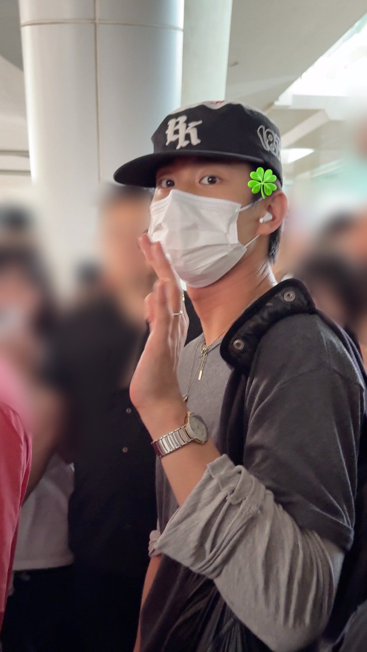 点头回答的时候闭上眼睛的小习惯© seuliibabyy 
