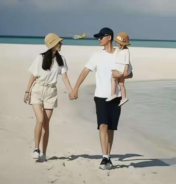 孙骁骁首晒家庭合照！

9月16日，和任重结婚生子后，孙骁骁第一次晒一家人的合照