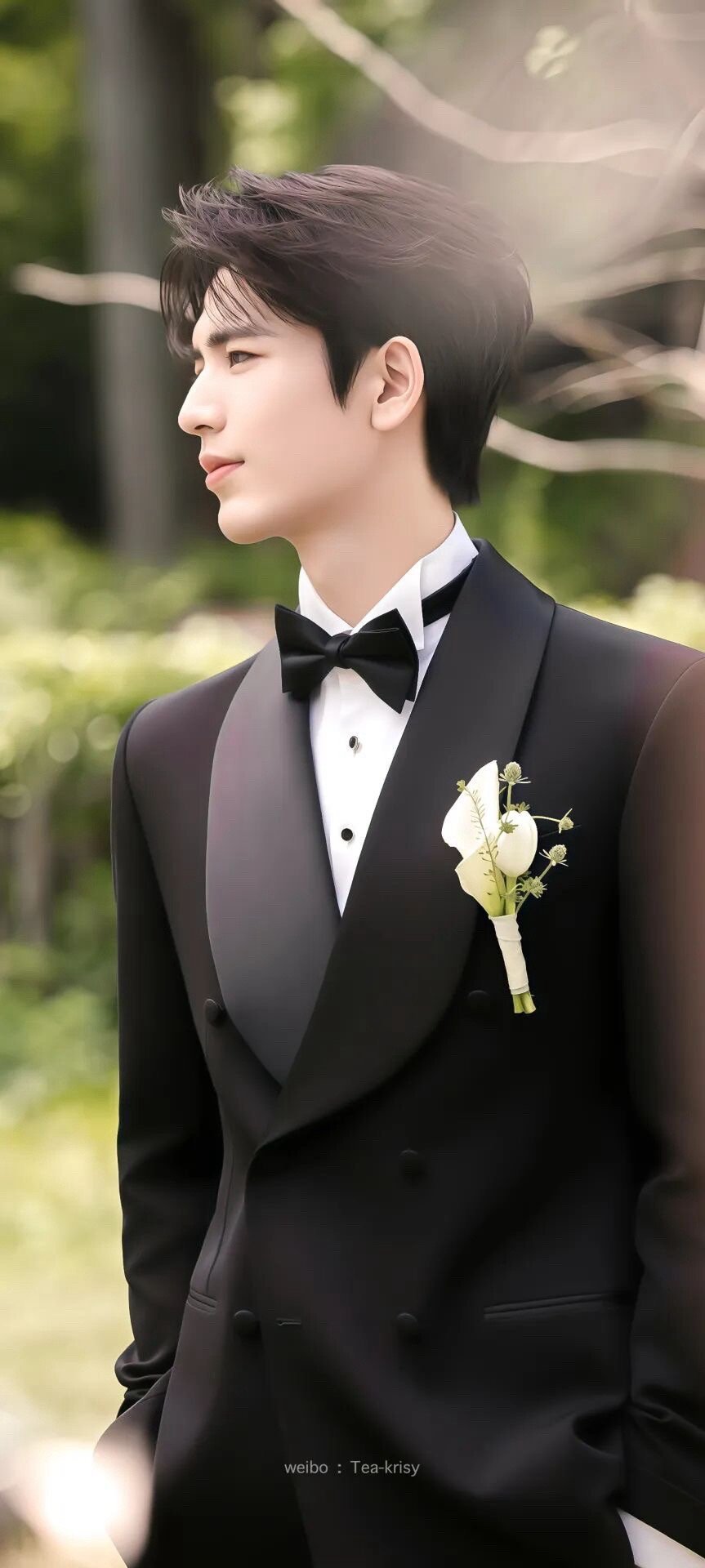 始于颜值陷于实力忠于人品说的就是张凌赫！荧幕上用眼神戏征服观众，私下里敬业向善、