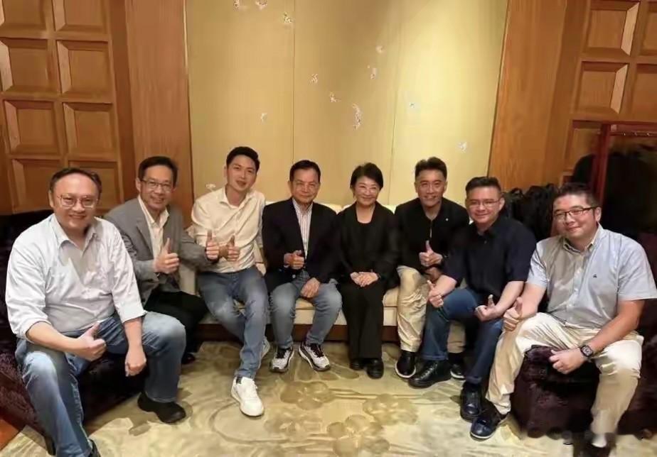 不是党主席，不是党团总召，她一句话定了2400亿无人机法案的核心数字。
 
这事