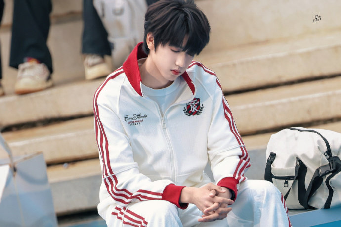 张桂源放学球场等你 张桂源放学球场等你，这样的运动系男高谁能不想等呢~