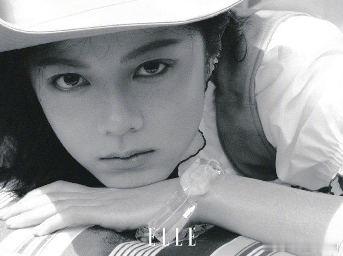 赵今麦elle6月刊封面 