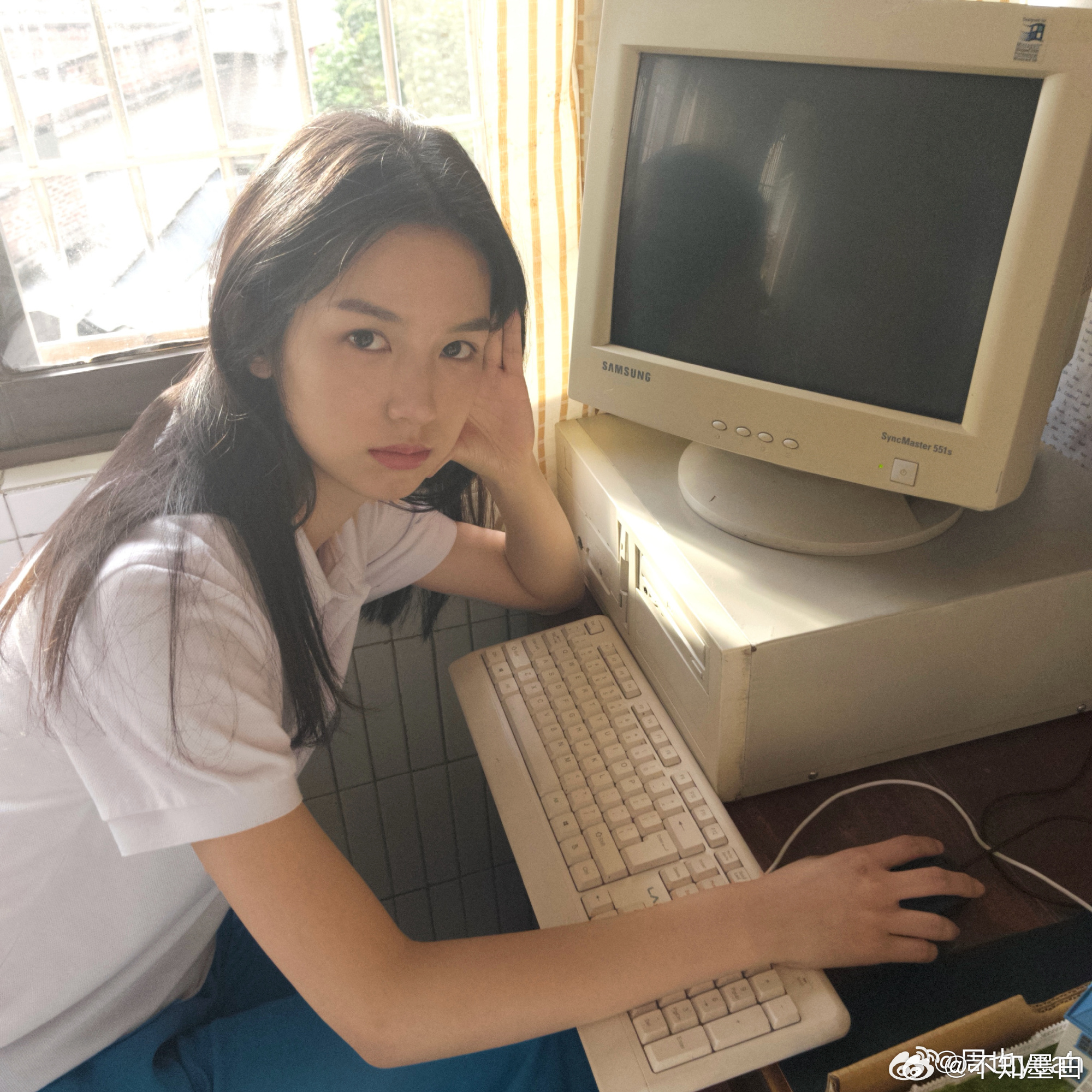 自带年代滤镜的美貌，越看越有味道，千禧年氛围感直接拉满。周也千禧年学姐风周也贴吧