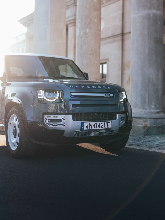 Land Rover Defender硬派越野的标杆选手，路虎卫士的气场真的绝了