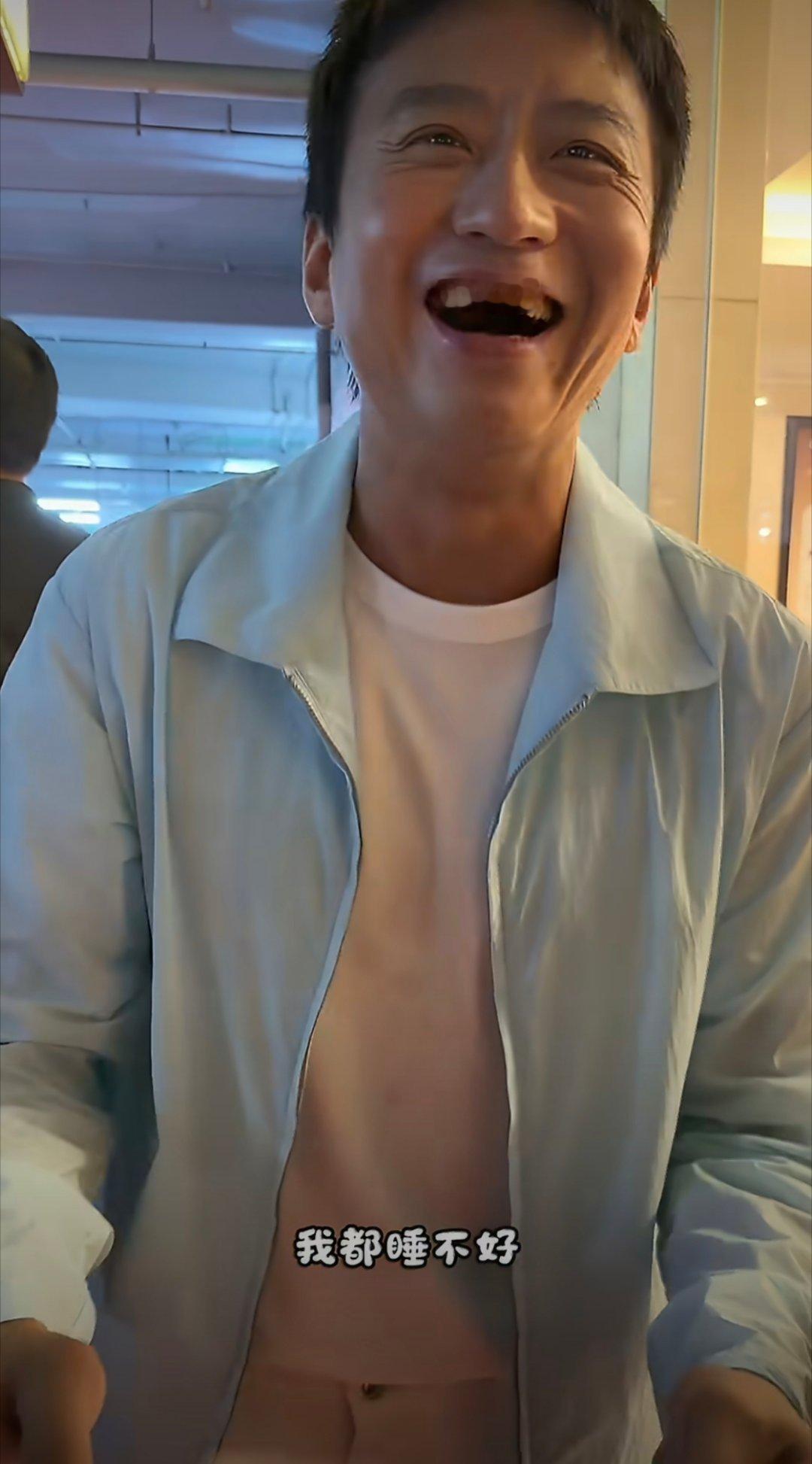 邓超给初代跑男合照签名超哥终于签到合照了，居然没有“抢”走合照，或者掉包成1/7