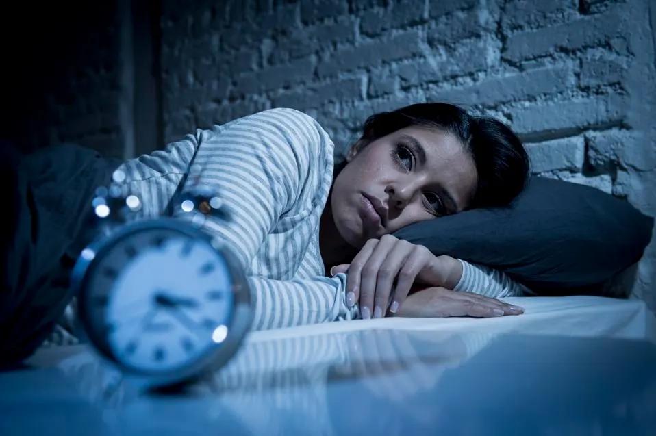 至少30%的成人存在短期失眠，10%的成人存在慢性失眠，压力、工作时间不正常、不