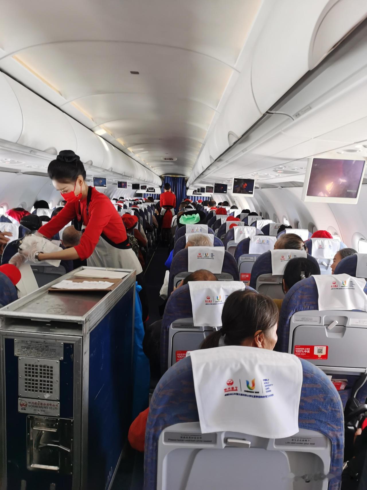 空姐三次下跪仍不依不饶！践踏别人尊严，这名男性旅客的心真狠！
 
近日，东航合肥