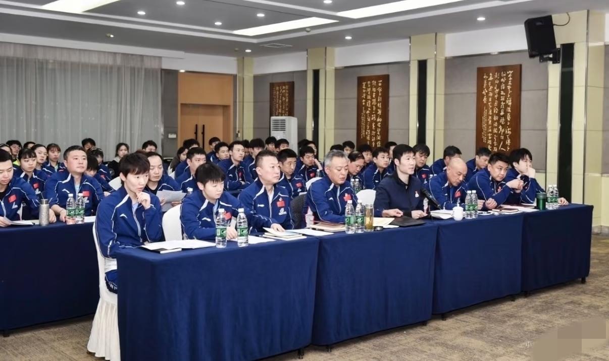 昨日官方发布国家乒乓球队在成都封训基地开会的照片，
人员到的很齐啊。
看看这第一