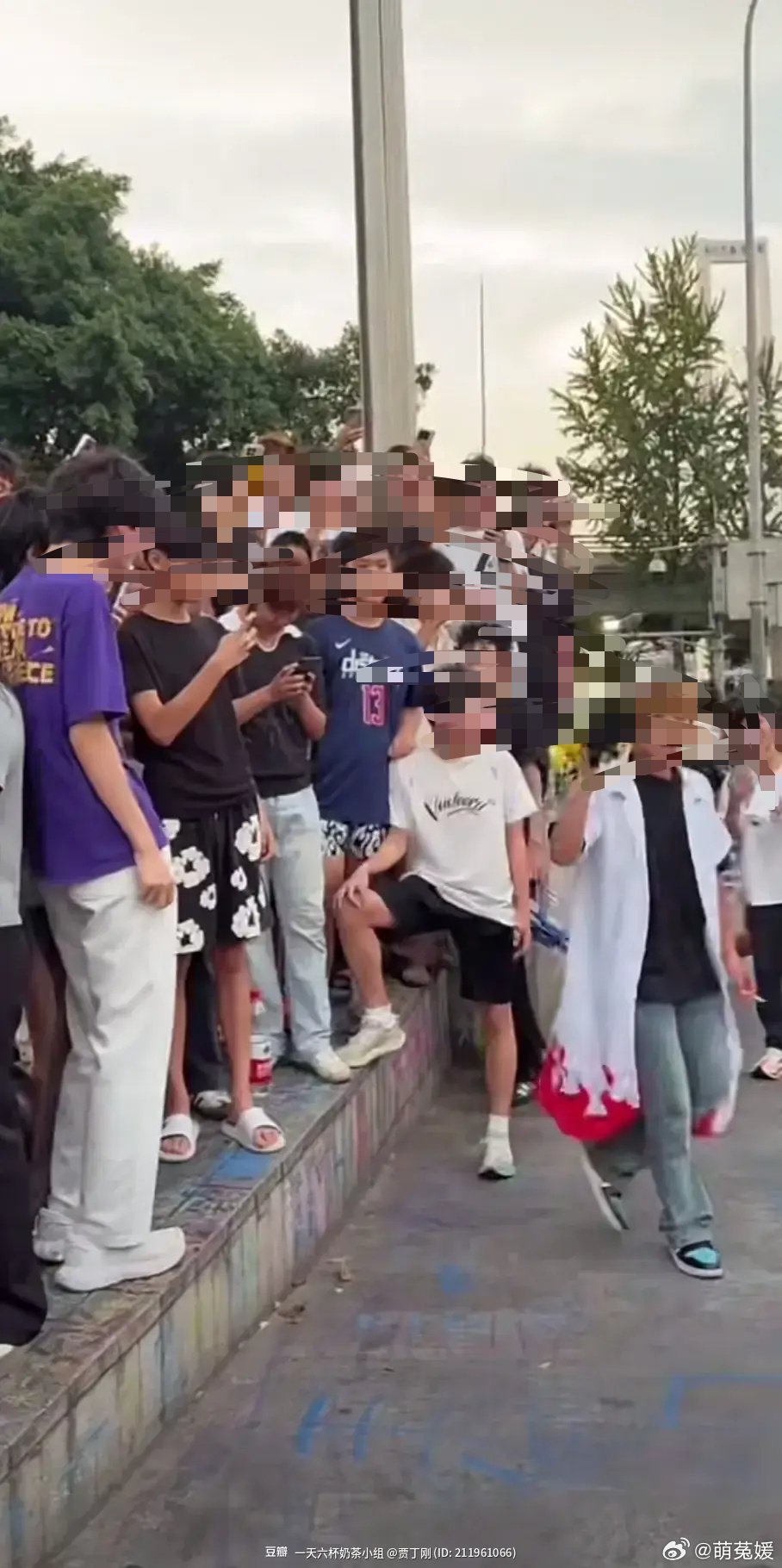 浦南不许去时代峰峻楼下。 