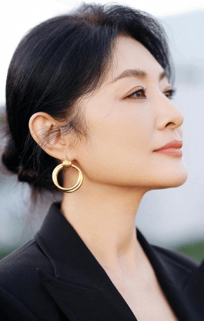 不得不说的是，在央视众多的优秀女主持人里面，要论相貌出众、主持水平高的那一位，是