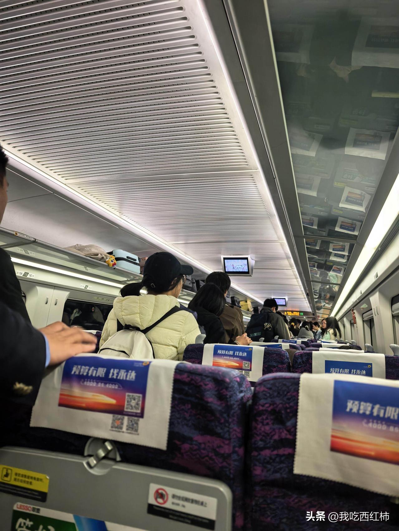 她们被留在车上，却没有一个人吵闹
车厢里流动着年轻而沉静的空气。放眼望去，多是背