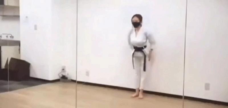 上去去切磋，你觉得能赢吗？
直接拖入地板是不是会好一些？

从她的出招动作来看奶