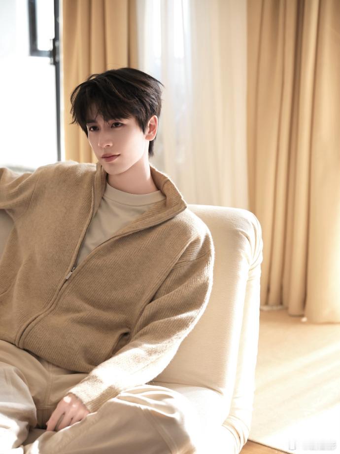 张凌赫居家风look 张凌赫居家风look真的是太帅了呀，完全就是感受到了他身上