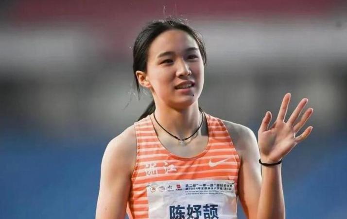 17 岁的陈妤颉拿了亚运百米金牌，第一件事不是感谢教练，而是对着央视镜头喊话：顺