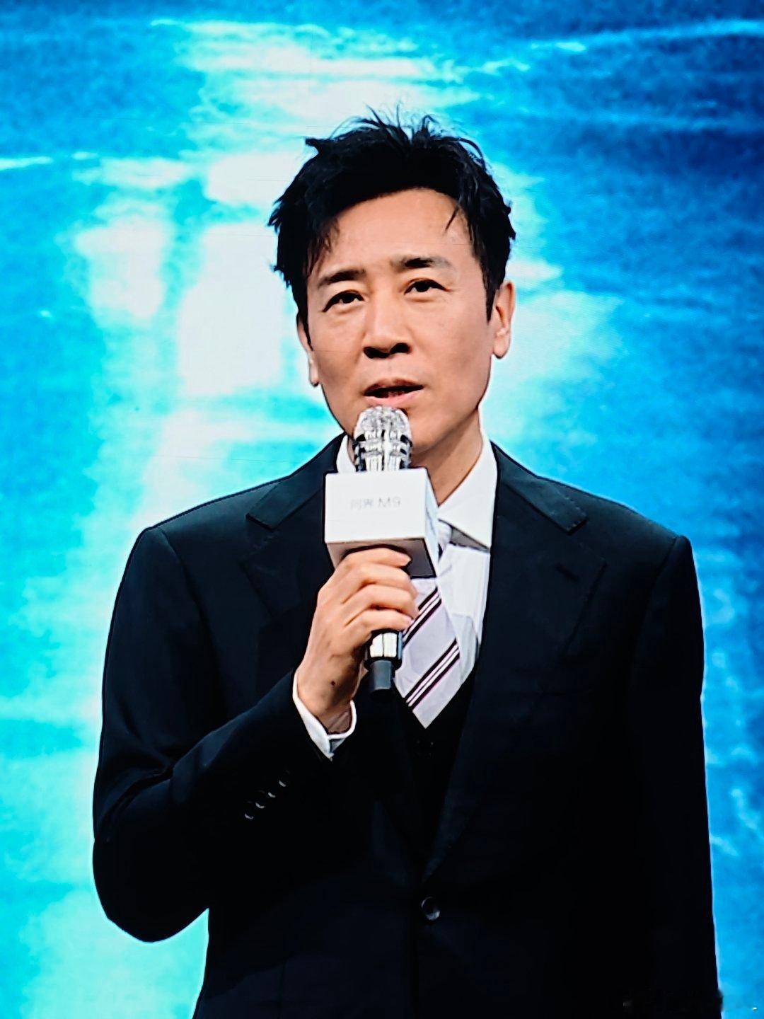 看到问界M9代言人于和伟本人啦。和问界M9气质太搭了，他就是那种越品越有味道成熟