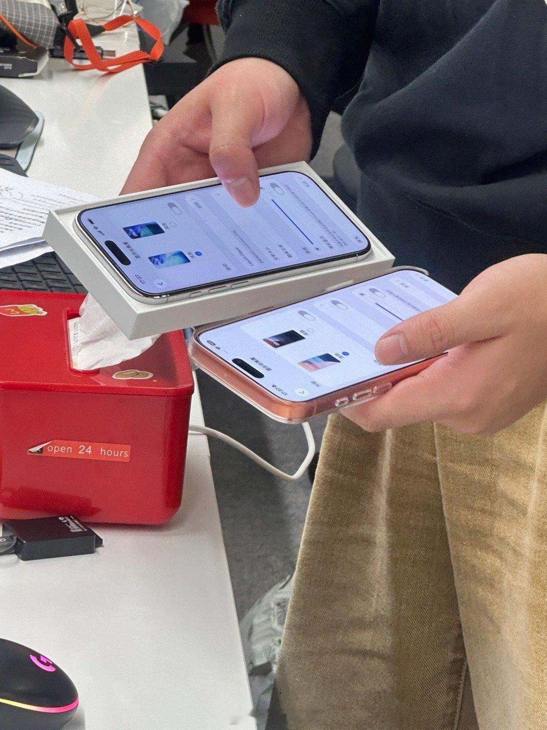 小伙伴双持购入了iPhone Air但忘记买手机壳了[卡皮巴拉]暂时先放在盒子里