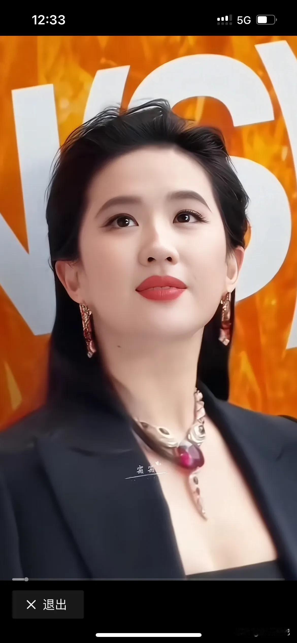 刘亦菲老师你就是在浪费你的这双脸，为什么不结婚生子的，时间不等人，钱都已经赚够了