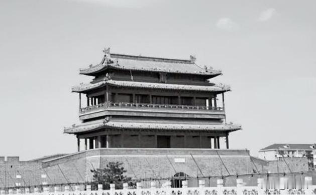 1957年，北京永定门城楼因为“妨碍交通”被拆除。48年后，果不其然开始复建永定