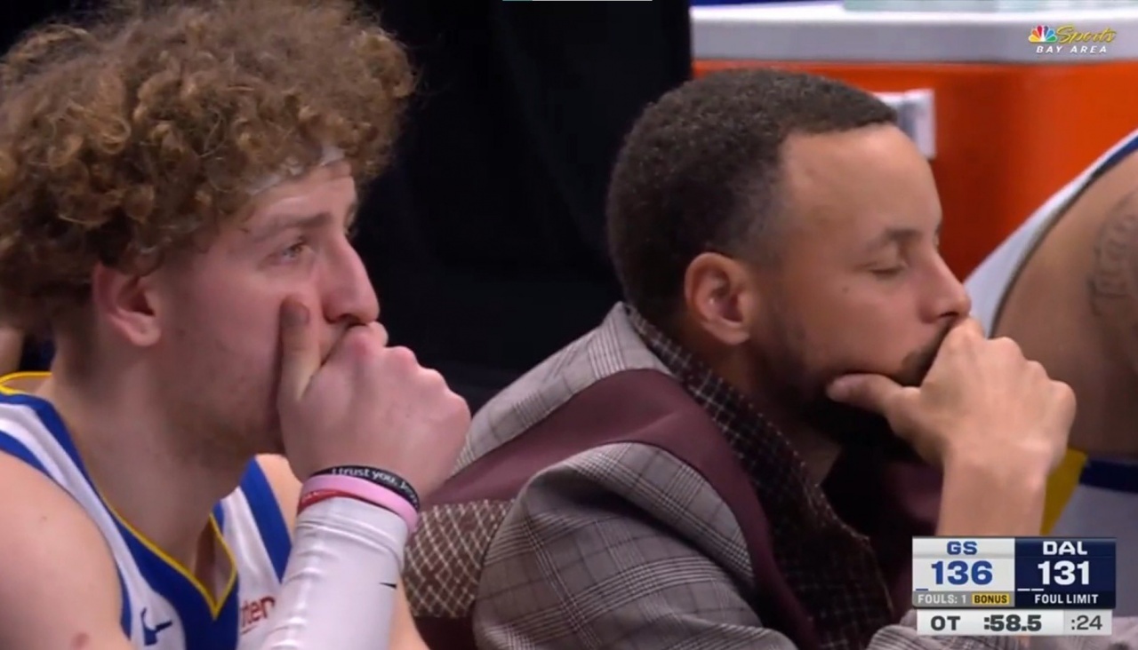 Brett Siegel报道，穆迪刚刚被担架抬离球场。在他接受医疗处理时，双方球