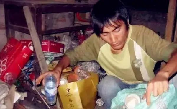 贵州一校长皱眉看着眼前学生：“怎么又来了，不是和你说了吗，不行！”不料，学生直接