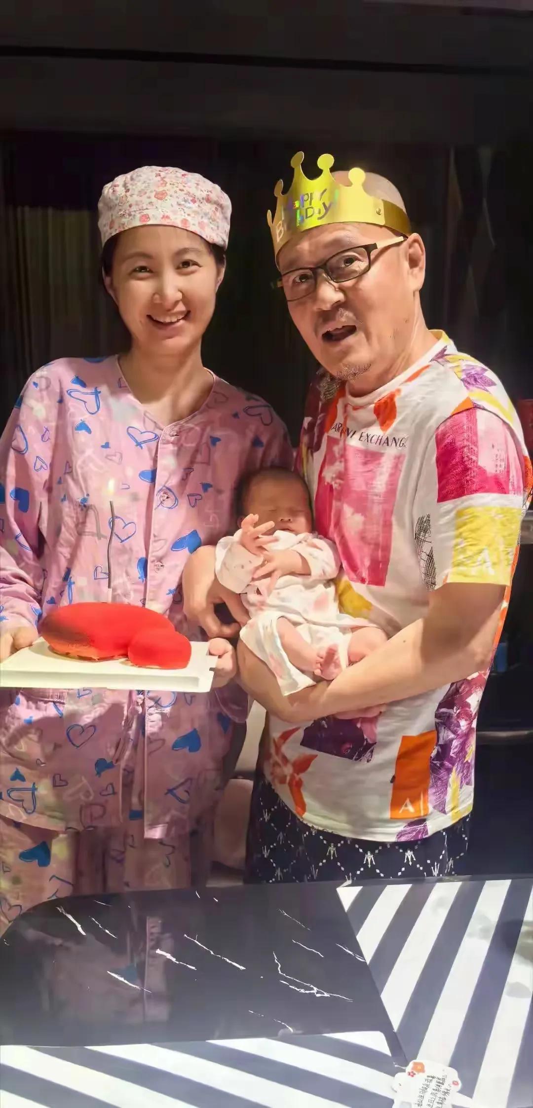 58岁著名歌手李进喜当爸，与小25岁娇妻拍全家福，喊话歌迷帮忙取名