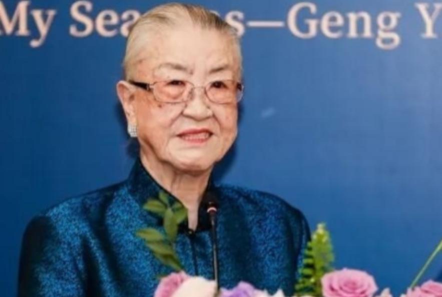1986年，北京首都机场，一位47岁的中国女性攥着单程机票，对送行的亲友撂下一句