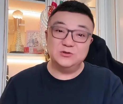 孙爸以为孙臣曦退出了足球小将就彻底摆脱董路了，不惜一切后果踩低董路，直到最近为小