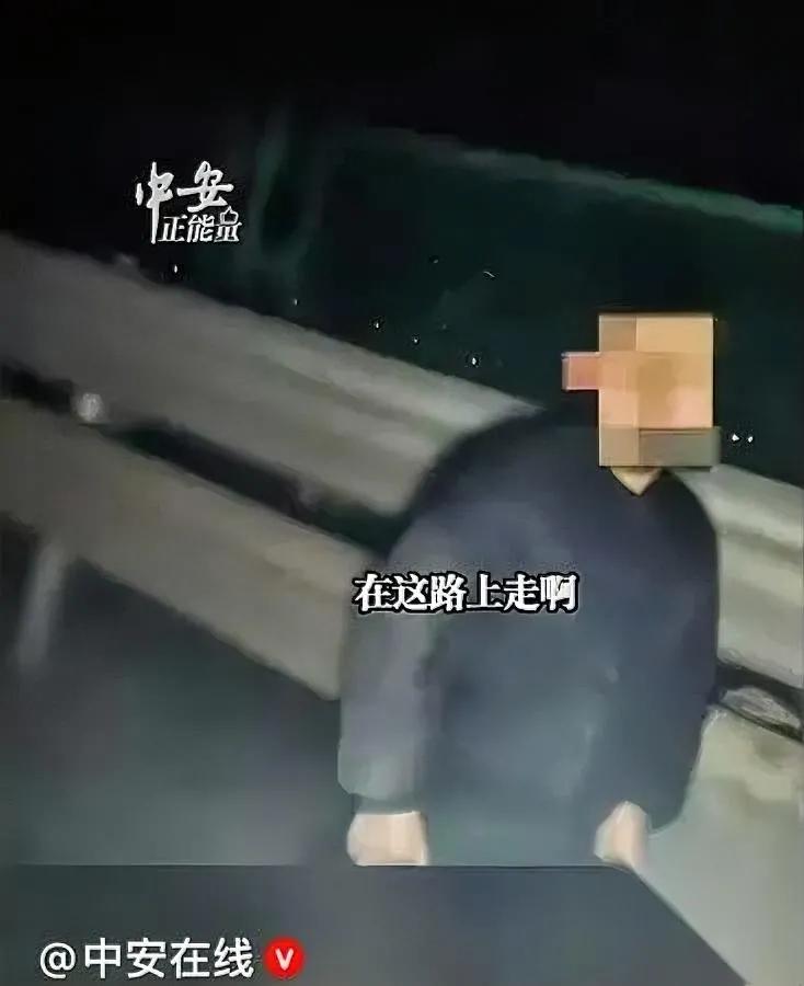 高速惊现独走男孩！

大货司机急刹车

看清孩子脖子血迹心揪紧！河南杨师傅深夜跑