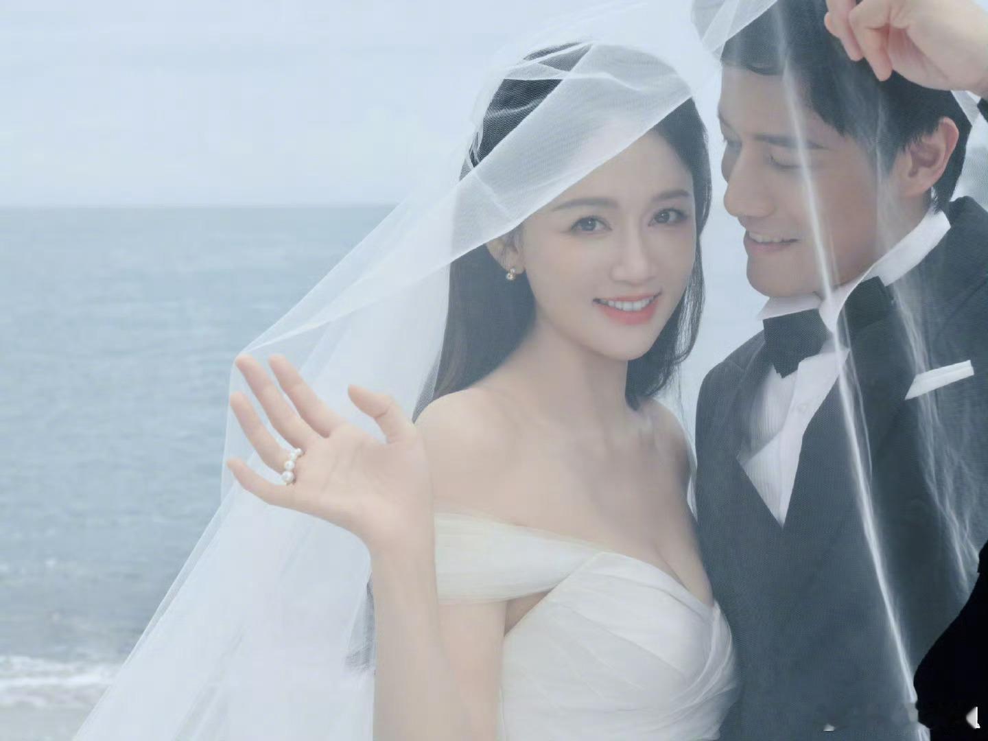 陈乔恩被自己的婚纱照美到了陈乔恩被自己的婚纱照美到了，姐姐还是那么漂亮 