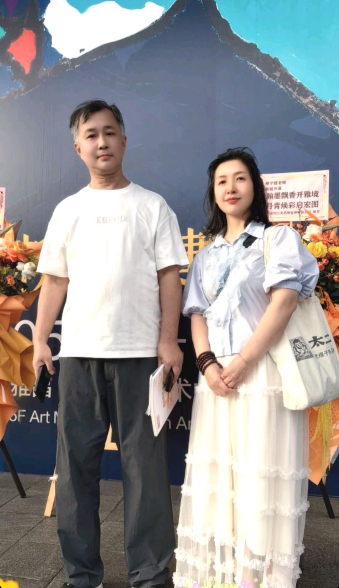 上海流浪大师沈巍让女粉丝仰望、仰慕，能见到他的真身，并与之握手、合影、交流，她们