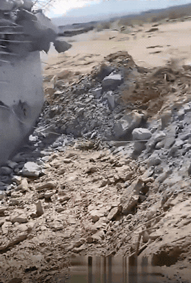 这也太厉害了！
目测这堵墙至少得有七八米厚，竟然一发炮弹全给打穿了。再往旁边看，