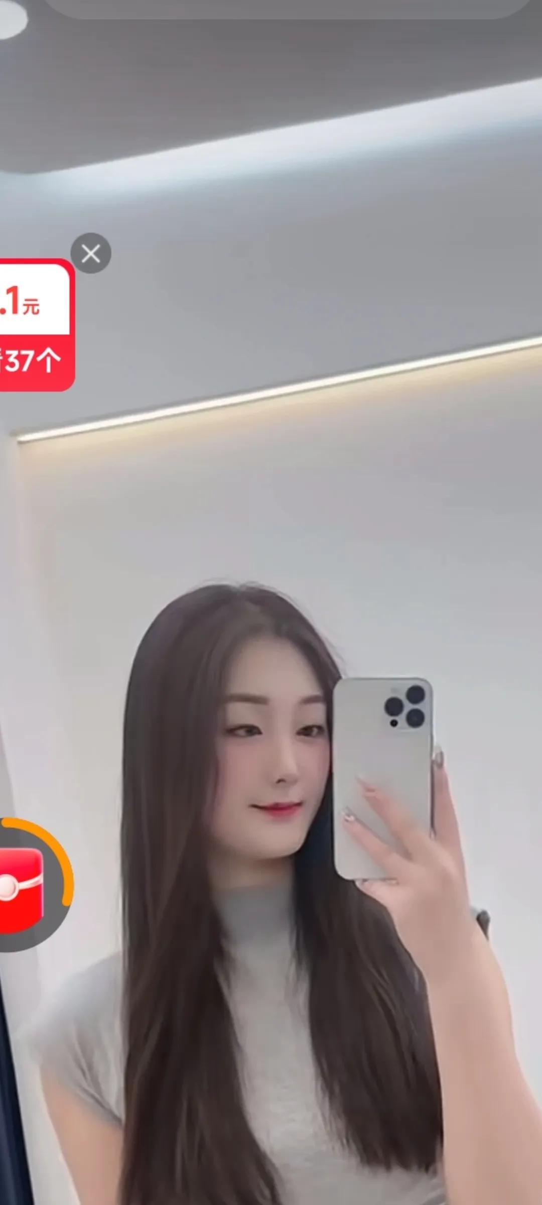 李亚楠一个普通医院的护士。

自从嫁了朱小伟在朱家待了一年。

人气高涨粉丝几百