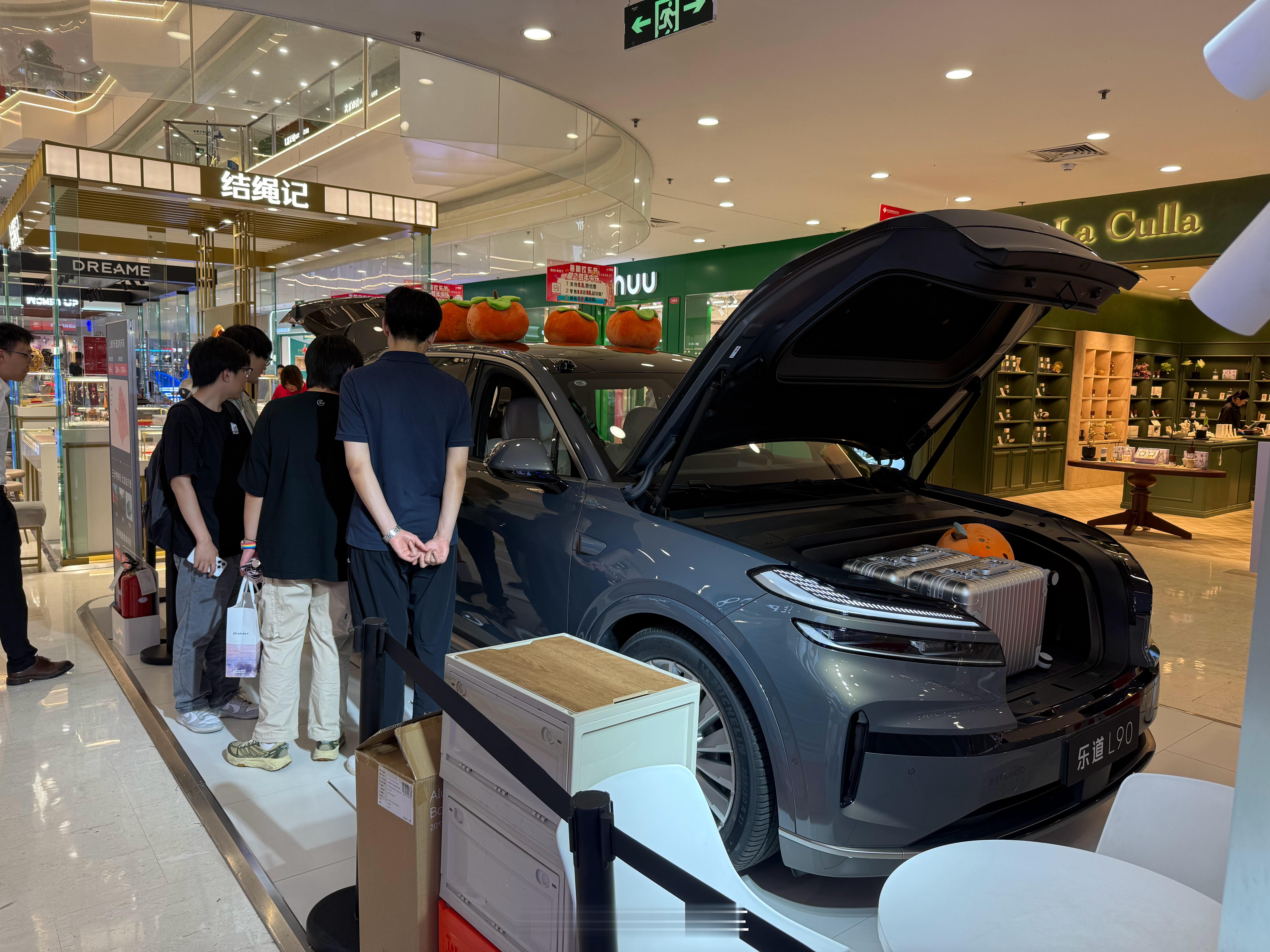 偶然路过上海龙之梦乐道L90 展位，人气很高我和朋友确实也是走累了坐进车内体验了