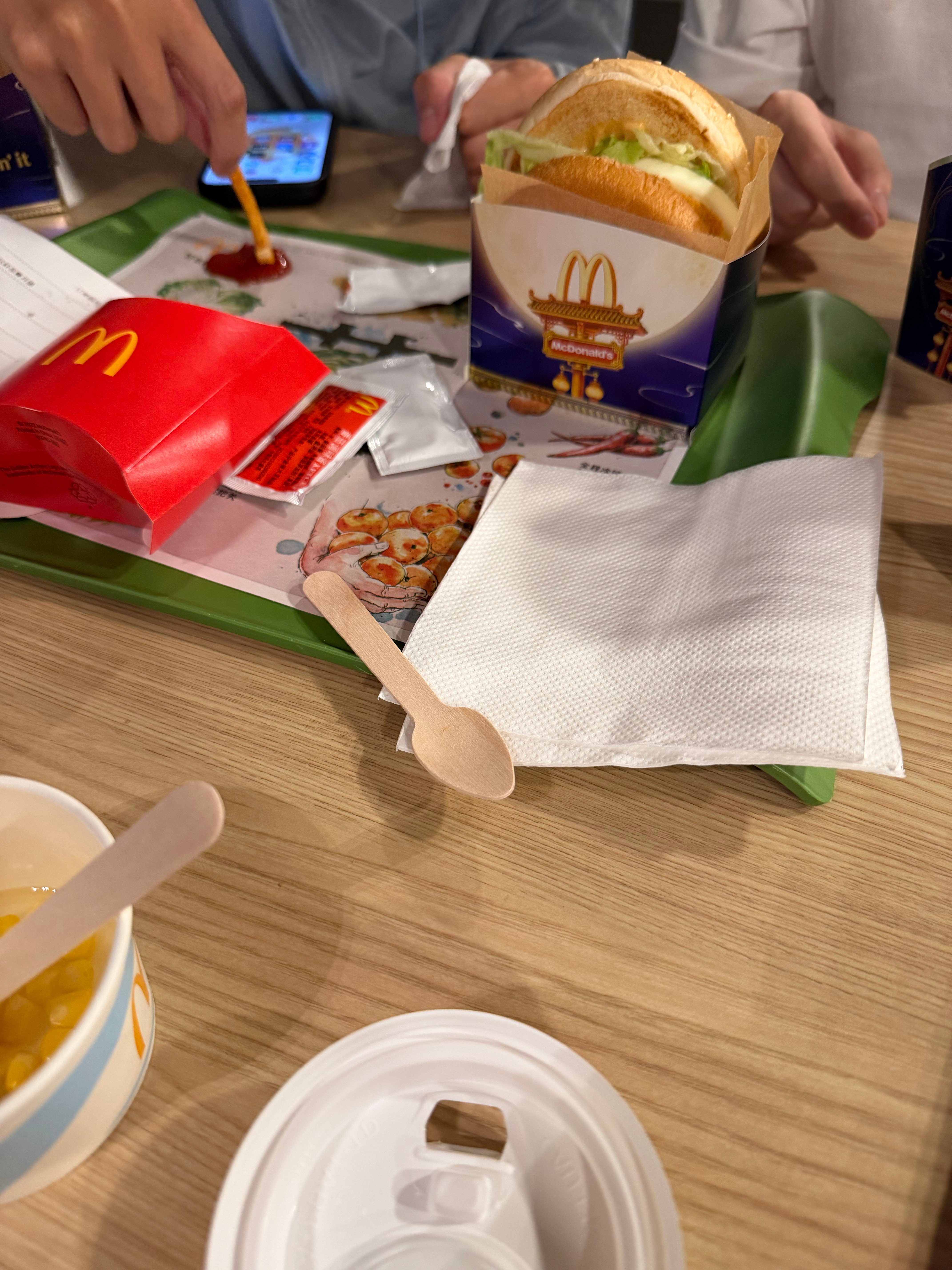 夜宵吃麦当劳？哈哈吃完回去改片 ​​​