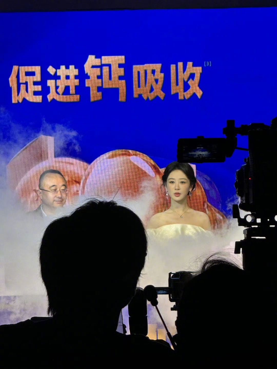 杨紫天鹅颈杨紫出席品牌直播活动，一身一字肩纯白礼服惊艳亮相，修长流畅的天鹅颈线条