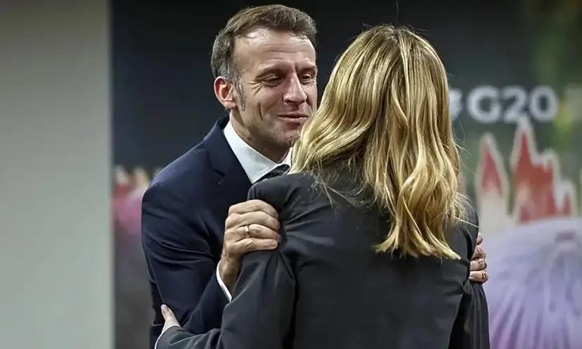 果不其然。
 
法国领导人在一场多国活动的迎接环节里，突然成了镜头焦点。
 
现