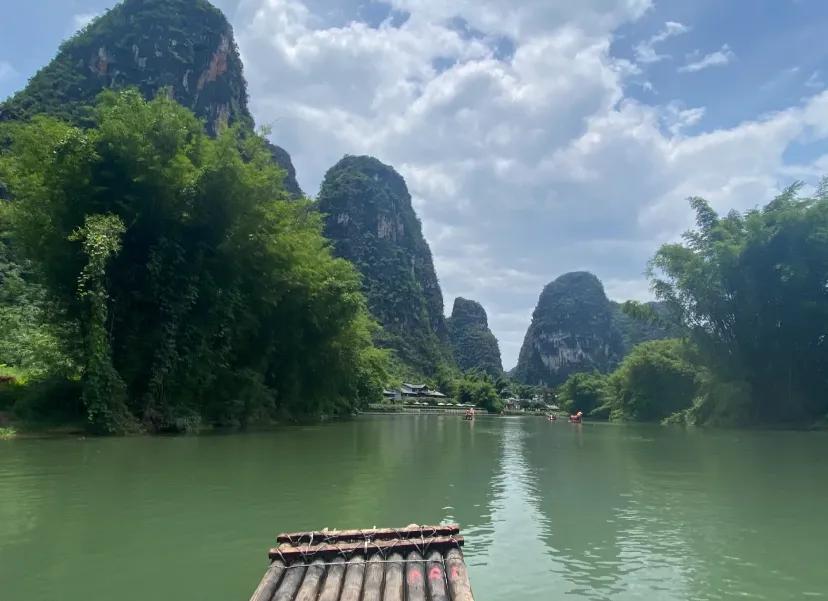 阳朔遇龙河漂流两百块钱买罪受
9点取票，等到12点才能上船，等的时候真的好热好热