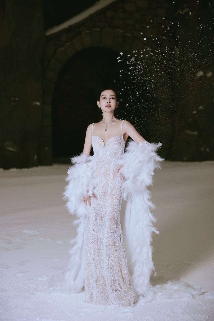 #王鸥冰天雪地穿露背礼服# 冰天雪地无法削弱王鸥的魅力，露背礼服中的她，漂亮得如