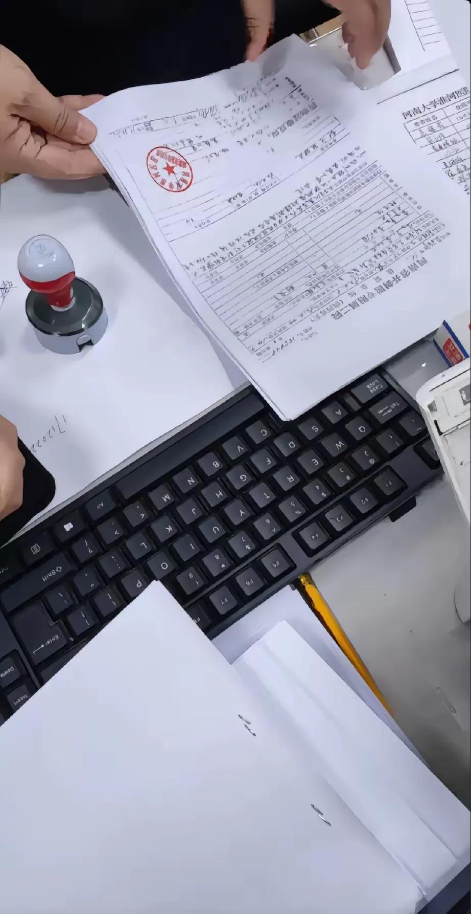 大娘承认打印病历又走后门了？

俗话说男人的嘴，骗人的鬼。这话用在大娘身上似乎比
