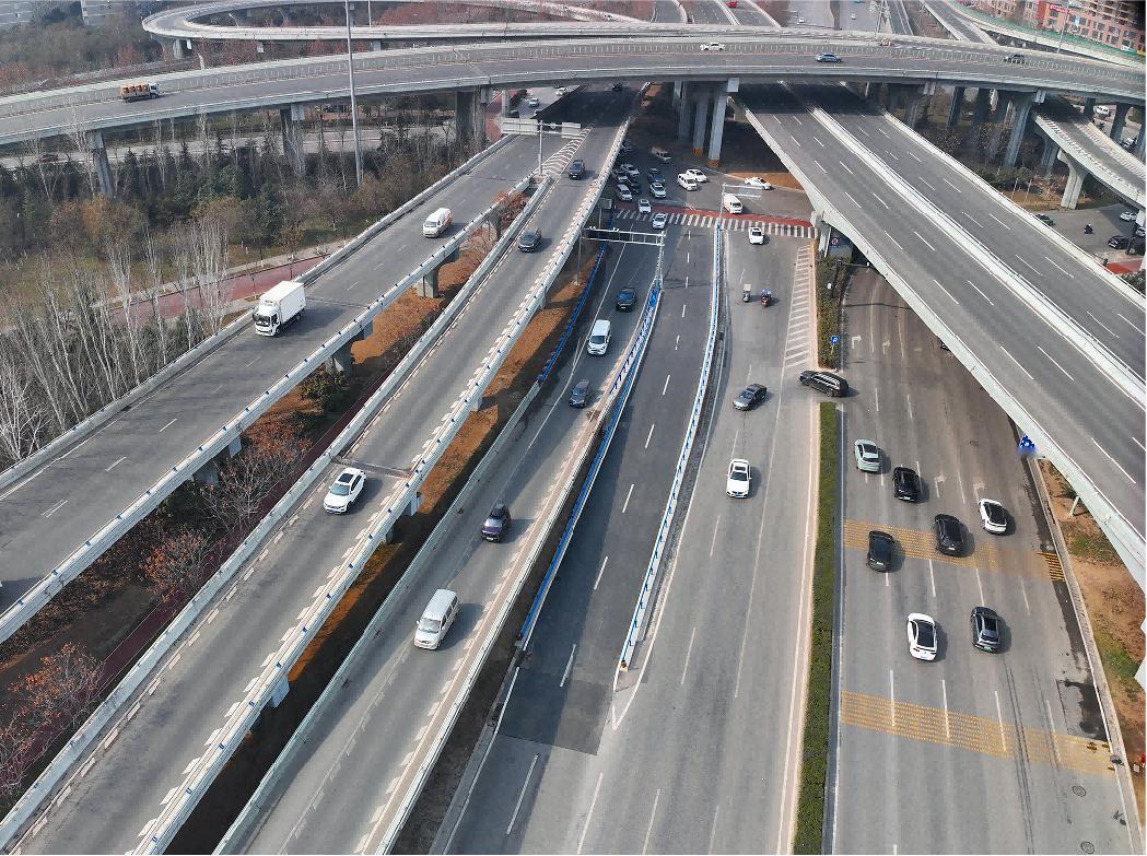 随着广运潭大道跨绕城高速跨线桥通车放行，西安2025年道路微改造工程全部完成，涉